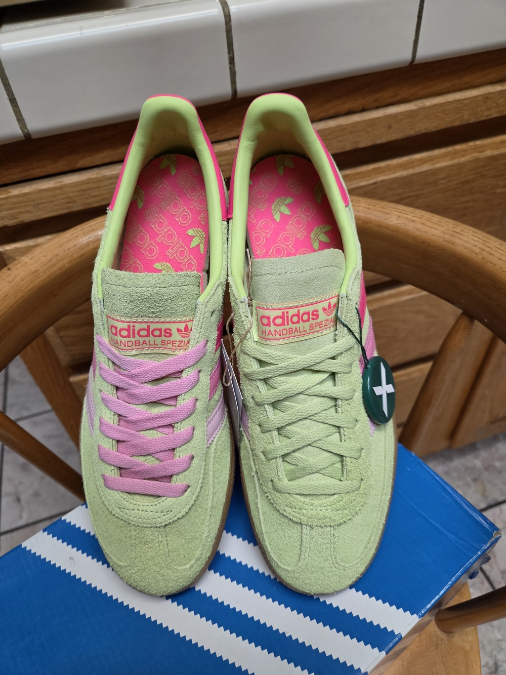 Brand New Adidas Women’s  Spezial Sneakers (comes with both green&pink laces) - Picture 4 of 8